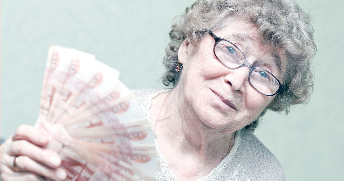 Русские пожилые за деньги. Бабушка с деньгами. Пенсионерка с деньгами. Старушка с деньгами. Пожилая женщина с деньгами.