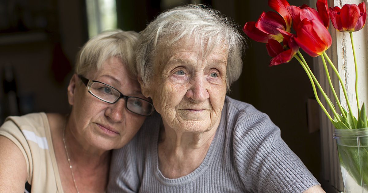 Давно матери. Elderly mother and daughter. Забавы пожилых родителей приват. Criminal grandma photos. An elderly woman embracing her mother arab.